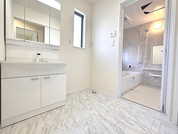 【脱衣所】洗面所は小さなプライベートスペース。歯磨き、洗顔と毎日施す個人空間。