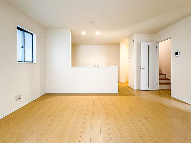 【LDK15帖】シンプルなデザインの家は風情がある。住む人のこだわりを感じる。外観も内装もいたってシンプル。居心地がよく、家事や趣味、子育てなどにも集中できる。家も人間も熟成するほどシンプル…