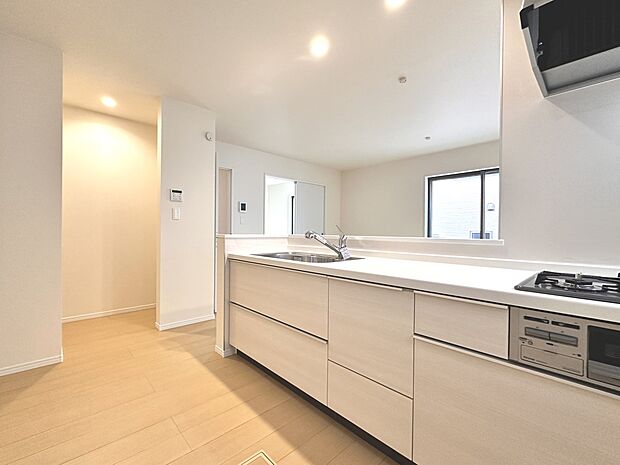 【LDK15帖】ホームパーティーでもゲストと一緒に料理を楽しみながら楽しい時間を過ごせそう。