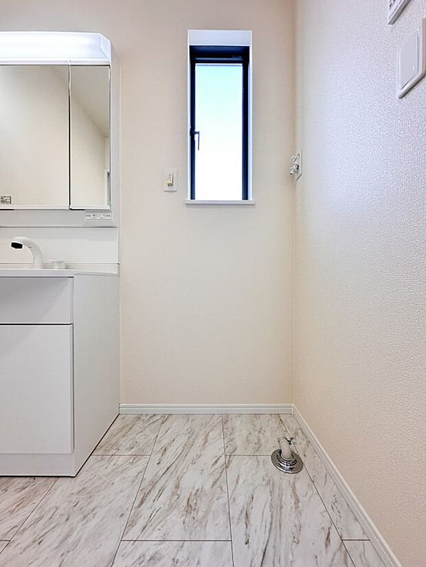 【ランドリースペース】毎日使う洗濯機。しっかりと奥行きのある置き場が確保されています。