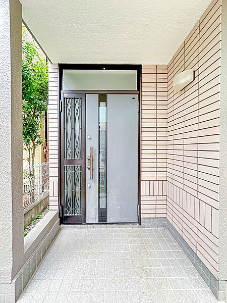 ＜玄関＞家の顔となる玄関は、高いデザイン性が求められます。高級感と断熱性、防犯性に優れた玄関ドアを標準装備。ピッキング対策のセキュリティサムターン等、防犯に考慮しました。