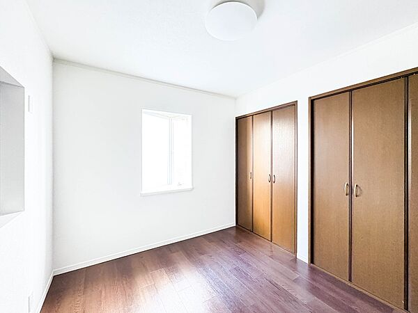 【寝室】充実した生活は伸びやかな居室空間から始まります。快適に・伸びやかに。心の潤いを求める方々へ。