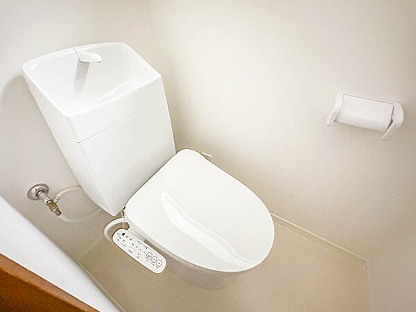 【トイレ】いつも清潔なスペースであってほしいのが毎日使うトイレです。掃除がしやすいのはもちろん、落ち着けるスペースとして機能することも大切です。
