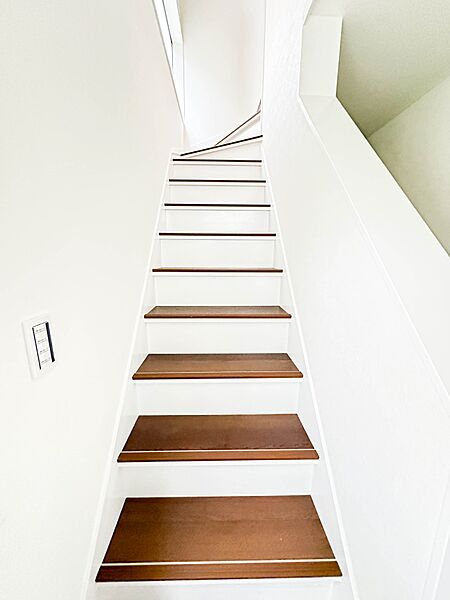 【1階廊下】玄関から、洋室や階段に続いています。