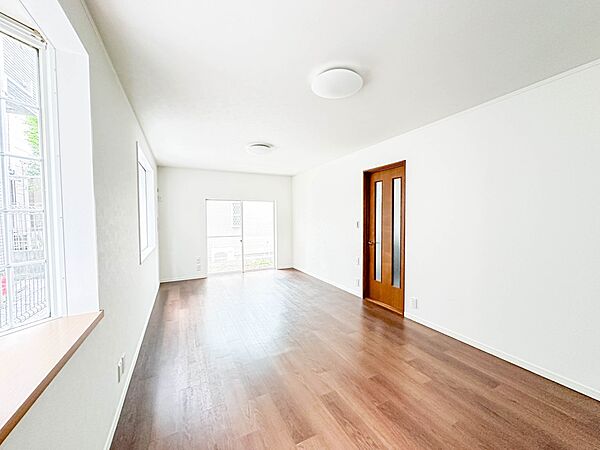 【リビングダイニング】シンプルなデザインの家は風情がある。住む人のこだわりを感じる。外観も内装もいたってシンプル。居心地がよく、家事や趣味、子育てなどにも集中できる。家も人間も熟成するほどシ…