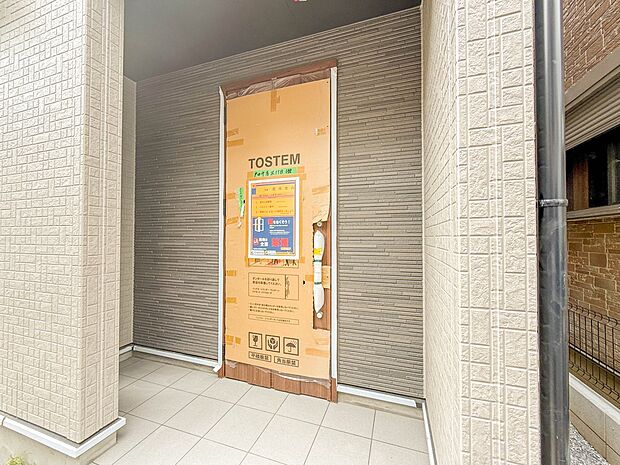 1号棟【玄関】玄関はおうちの顔と言われます。玄関アプローチは、外観デザインの印象を左右します。ご家族の個性を出しながら、素敵な玄関でお客様をお迎えしてください。