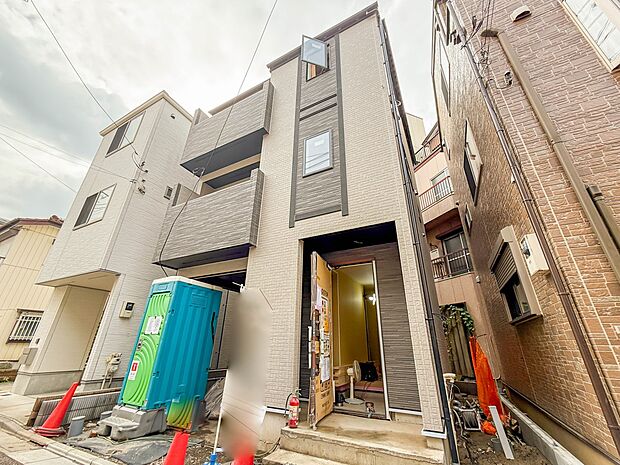 1号棟【外観】家族の温かさと陽光の暖かさ、楽しい毎日と明るい未来を予感させる「空間が織り成すひとつ先の住み心地」を演出します。