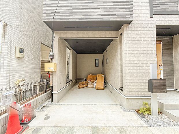 1号棟【駐車場】毎日の生活にマイカーが必須という方は、購入を検討する際、駐車場があることは大事な条件です。毎日の通勤や家族の送迎、買い物やお出かけなどクルマのある暮らしを満喫したい方は要チェ…