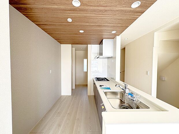 【1号棟 キッチン+パントリー】キッチンスペース奥にカウンターを備えたパントリー収納