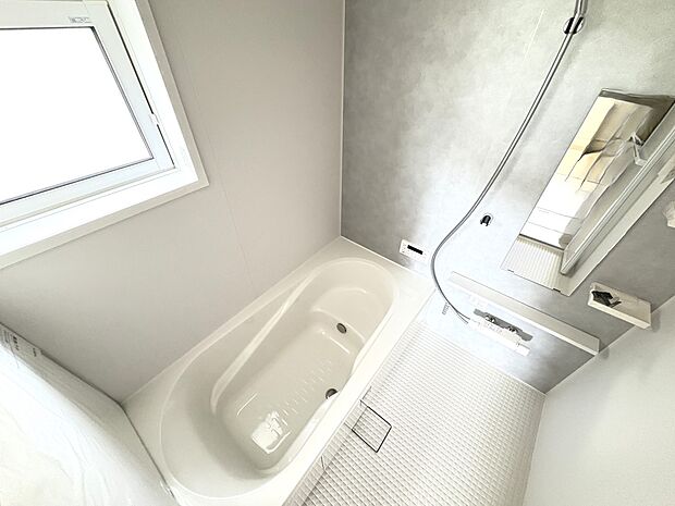 【1号棟 浴室】浴室乾燥暖房機能を完備・1坪サイズ、窓のあるゆったりバスルーム