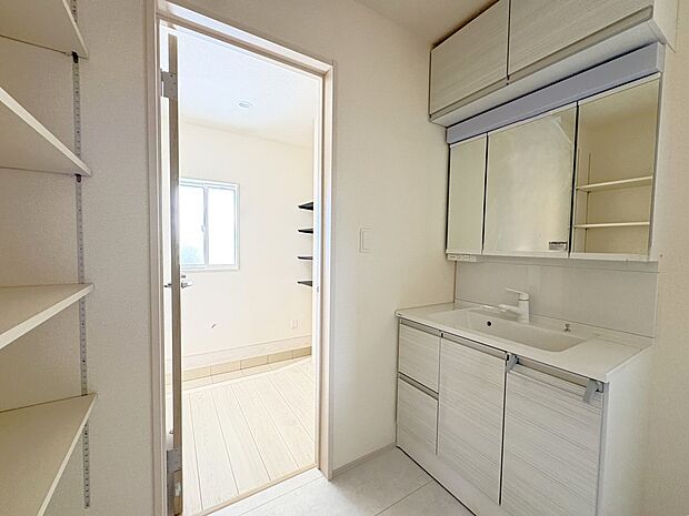 【2号棟 洗面台】上部に吊り戸収納と稼働棚を設けた洗面室