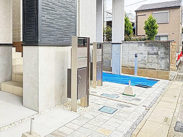 【宅配ボックス】重厚感あるポスト門柱に宅配ボックスを完備