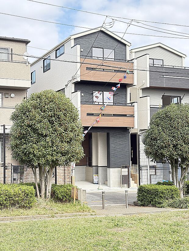 【1号棟 外観】南公道6m・整形地・公園を望む開放的な立地・断熱性能5等級・BELS省エネ基準取得