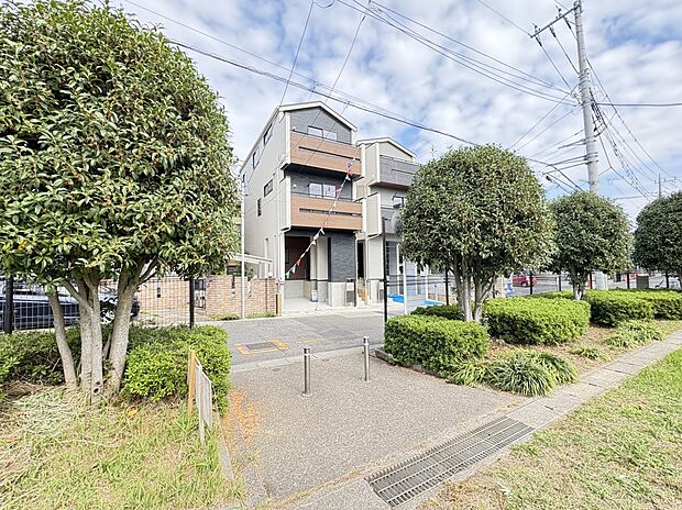 【1号棟 外観】■制震ダンパー採用 ■長期優良住宅認定・耐震3等級+制震住宅(?号棟写真 左・穏やかな高台の住宅地・交通量少ない南公道6m