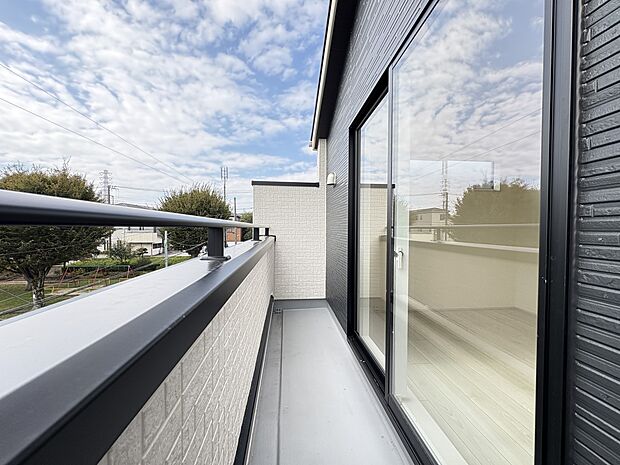 【1号棟 バルコニー】南向き!2階3階2か所のバルコニーが公園を望む眺望