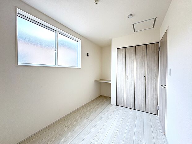 【1号棟 3階洋室4.7帖】カウンターを設けた洋室・全室収納クローゼット完備