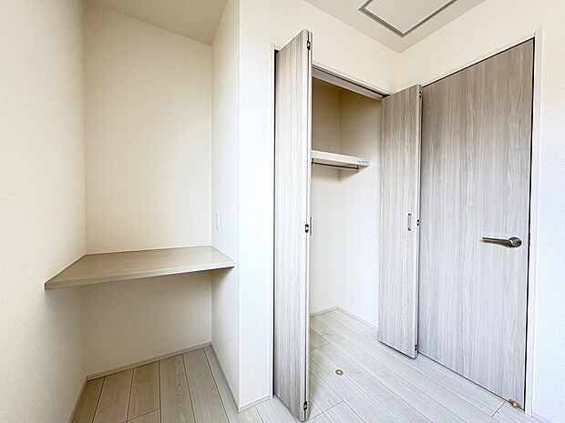 【1号棟 3階洋室4.7帖】カウンターを設けた洋室・全室収納クローゼット完備