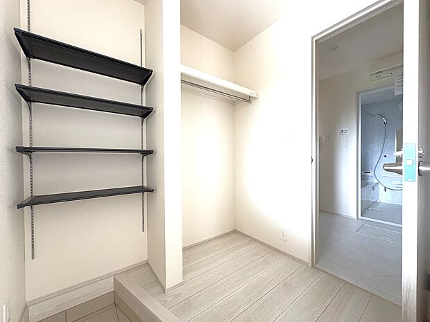 【1号棟 玄関クローク】玄関ホールに設けた大型収納・洗面室にも通じるドア