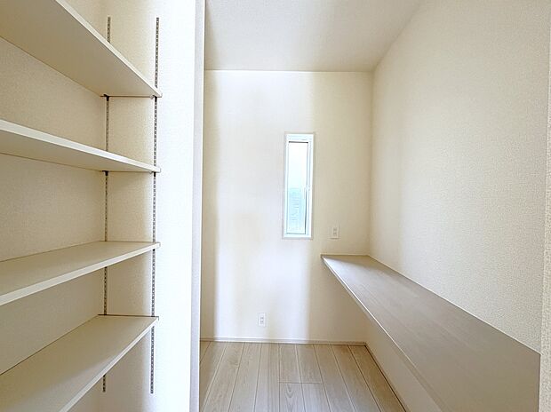 【1号棟 パントリー収納】カウンターでの軽作業もOK・キッチン隣のユーティリティスペース