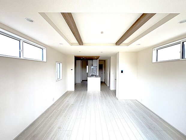 【1号棟 ＬＤＫ19.8帖】折り上げ天井のデザイン、南バルコニーと全3方位採光のLDK