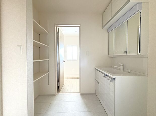 【1号棟 洗面室】玄関クロークと廊下への2ドア動線・吊り戸と稼働棚のある洗面室