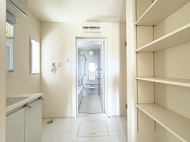 【1号棟 洗面室】玄関クロークと廊下への2ドア動線・吊り戸と稼働棚のある洗面室