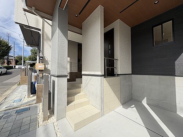 【2号棟 外観】ビルトインの車庫スペースと玄関エントランス・南向きの建物