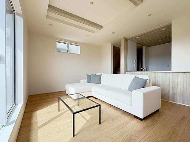 【2号棟 LDK18帖】南向きバルコニーに面したリビング*CGによる加工した家具は価格に含まれません