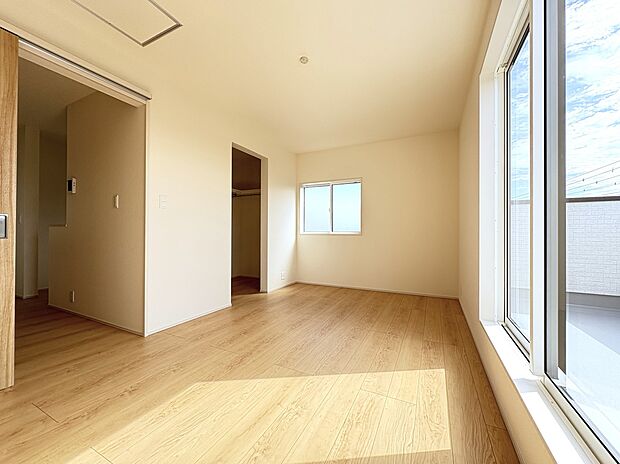 【2号棟 3階洋室7.5帖】WICを備えた、南向き大型バルコニーのある主寝室