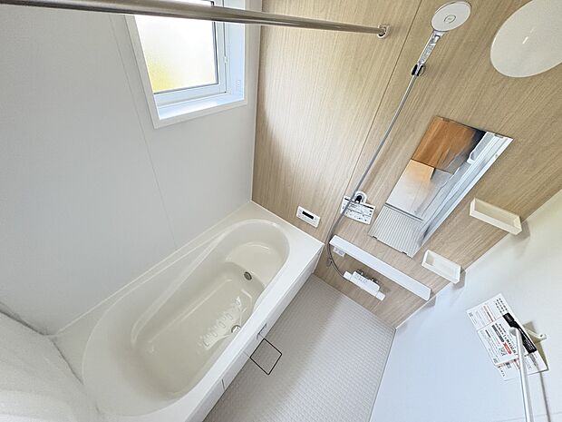 【2号棟 浴室】浴室乾燥暖房機能を完備・1坪サイズ、窓のあるゆったりバスルーム