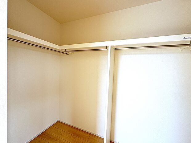 【2号棟 WIC】3階洋室の大型収納、コの字型にハンガースペースがタップリ！