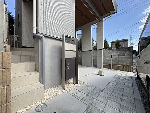 【宅配ボックス】重厚感あるポスト門柱に宅配ボックスを完備