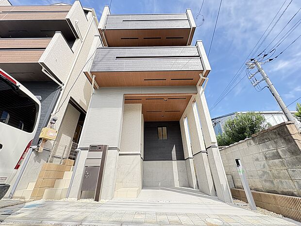 【2号棟 外観】■制震ダンパー採用 ■長期優良住宅認定・耐震3等級+制震住宅・穏やかな高台の住宅地・交通量少ない南公道6m