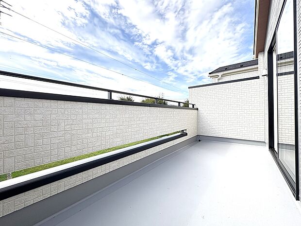 【2号棟 バルコニー】南向き!奥行きのある大型バルコニー ・2階3階2か所のバルコニーが公園を望む眺望