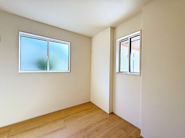 【2号棟 3階洋室7.5帖】WICを備えた、南向き大型バルコニーのある主寝室