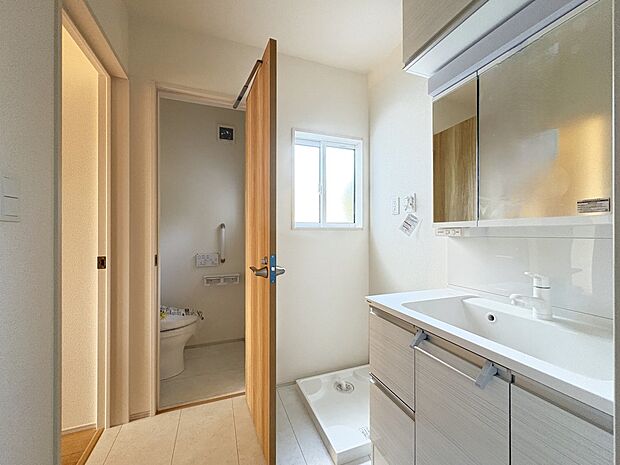 【2号棟 洗面室】洗面台上部に吊り戸を備え 収納力アップ!トイレに隣接した導線