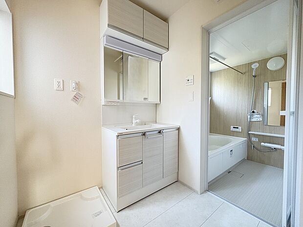 【2号棟 洗面室】収納タップリ・窓のある明るい洗面室