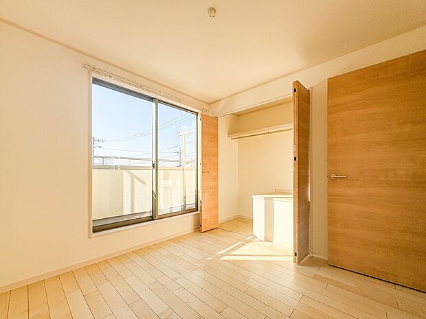 【寝室4.5帖】シンプルな内装はおしゃれのポイントです。シンプルは華美より飽きがこないからです。色や模様でおしゃれ感をだす。それがシンプルイズビューティーです。