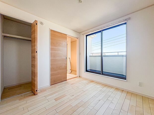 【子供部屋4.5帖】お子様のお部屋にぴったりなクロークを備えたフローリング仕様の洋室です。