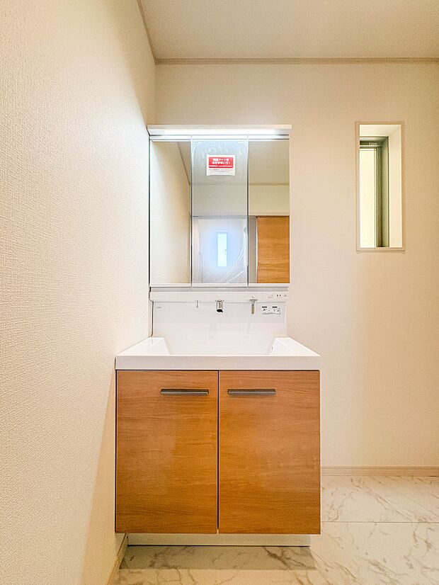 【洗面台】 十分な大きさの洗面台は、身だしなみチェックや歯磨きなど、朝の慌ただしい時間でもホテルライクなスペースで余裕とゆとりを感じて頂けます。