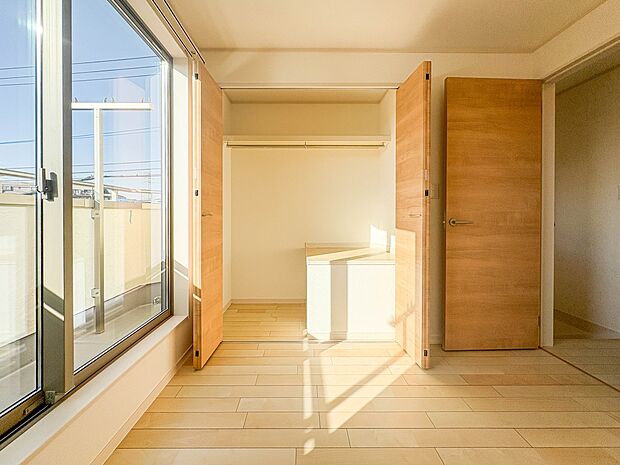 【収納】各部屋を最大限に広く使って頂ける様、全居住スペースに収納付。プライベートルームはゆったりと快適に。