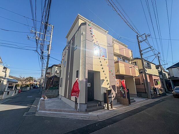 【外観】家族の温かさと陽光の暖かさ、楽しい毎日と明るい未来を予感させる「空間が織り成すひとつ先の住み心地」を演出します。