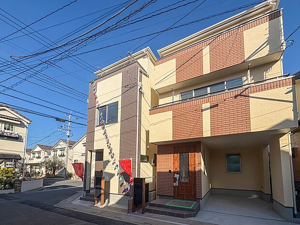 【現地】陽あたりの良さは必須条件。家族の温かさと陽光の暖かさ、楽しい毎日と明るい未来を予感させる。