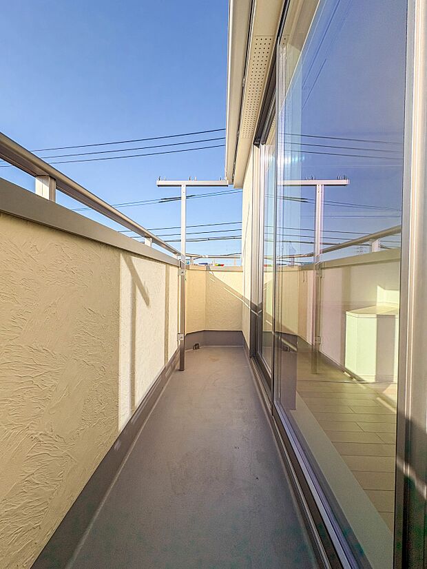 【バルコニー】 バルコニーから差し込む陽光・通風は、住環境・快適性と共に有り続ける貴重な「財産」です。