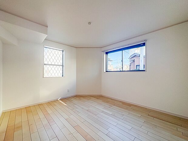 【洋室6.8帖】柔らかな陽光とフローリングの色味が調和した快適な空間。