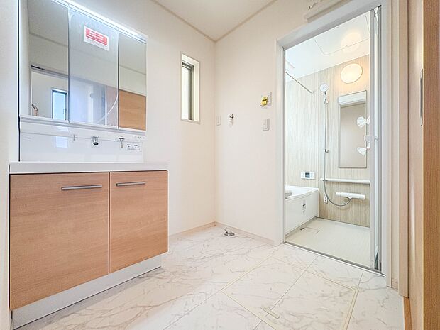 【脱衣所】洗面所は小さなプライベートスペース。歯磨き、洗顔と毎日施す個人空間。