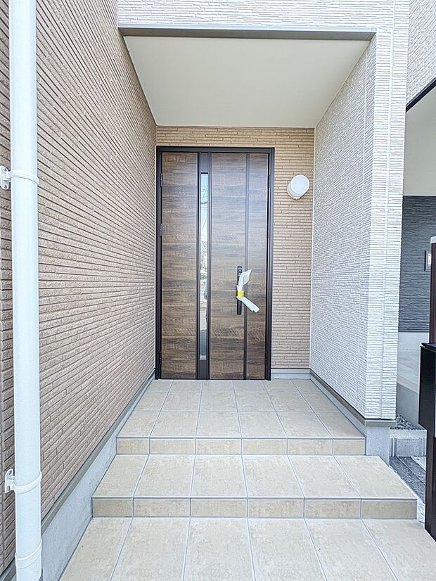 10号棟【玄関】居住者の帰り、訪れる方を優しく迎える・安らぎに満ちた生活空間を予感させる。健やかな暮らしを楽しめそう。