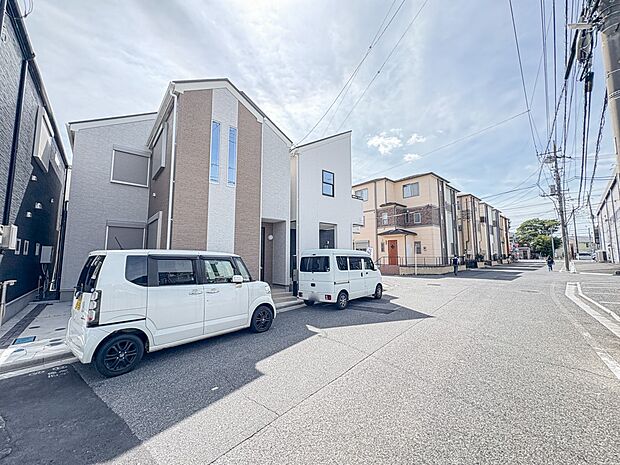 10号棟【前面道路】陽当りや通風性など各所に施された工夫で住みやすさを実現。部屋の大きさや周辺環境・街並など、資料には掲載していない情報が現地にはたくさんございます。是非ご確認下さい。