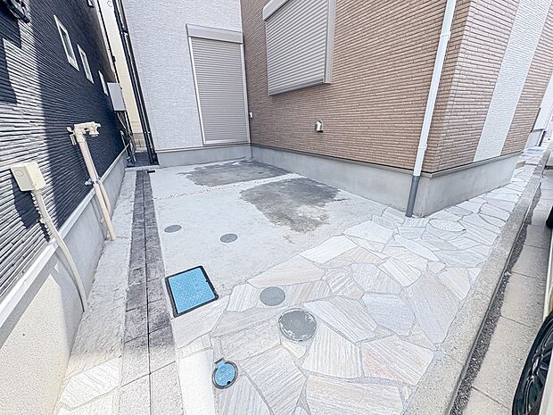 10号棟【駐車場】ゆったりとした駐車スペースを確保。大きめのお車でもOK。