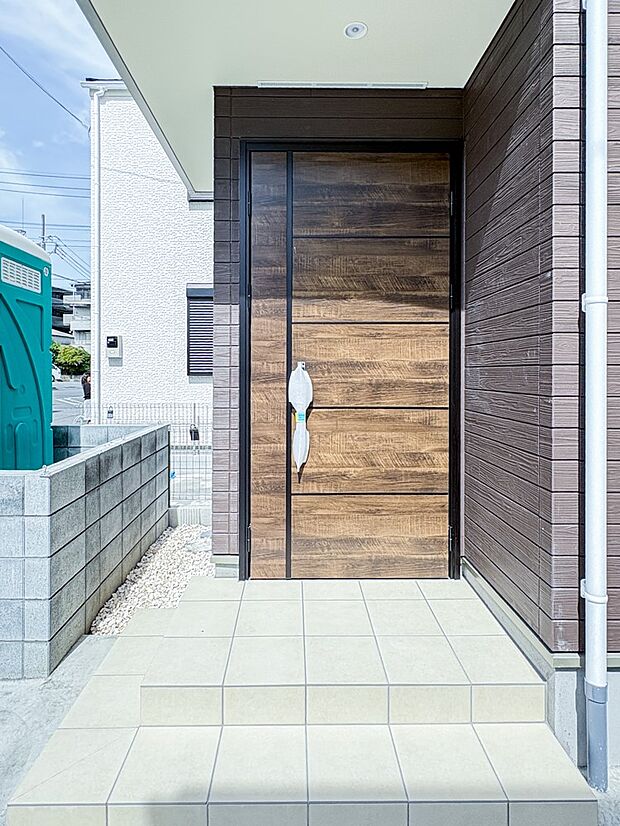 7号棟【玄関】玄関はおうちの顔と言われます。玄関アプローチは、外観デザインの印象を左右します。ご家族の個性を出しながら、素敵な玄関でお客様をお迎えしてください。